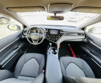 Toyota Camry 2024 on rentimiseks saadaval Dubais, piiranguga 200 km/päev kilomeetrit.