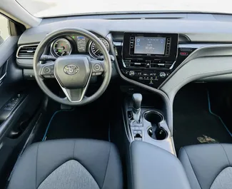 محرك هجين بسعة 2,5 لتر لسيارة Toyota Camry 2024 للإيجار في في دبي.
