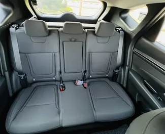 Interior de Hyundai Tucson para alquilar en los EAU. Un gran coche de 5 plazas con transmisión Automático.