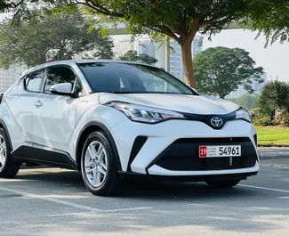 Framvy av en hyrbil Toyota C-HR Hybrid i Dubai, Förenade Arabemiraten ✓ Bil #8425. ✓ Växellåda Automatisk TM ✓ 1 recensioner.