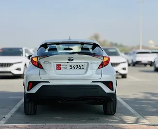 Toyota C-HR Hybridのレンタル。アラブ首長国連邦にてでの快適さ, クロスオーバーカーレンタル ✓ 保証金なし ✓ TPL, FDW, ヤングの保険オプション付き。