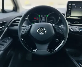 A Toyota C-HR Hybrid beltere bérlésre az Egyesült Arab Emírségekben. Nagyszerű 5-üléses autó Automatikus váltóval.