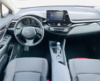 Toyota C-HR Hybrid 2023 ar Priekšējā piedziņa sistēmu, pieejams Dubaijā.