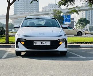 Μπροστινή όψη ενοικιαζόμενου Hyundai Accent στο Ντουμπάι, Ηνωμένα Αραβικά Εμιράτα ✓ Αριθμός αυτοκινήτου #8422. ✓ Κιβώτιο ταχυτήτων Αυτόματο TM ✓ 0 κριτικές.