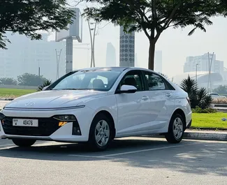 Орендуйте Hyundai Accent 2024 в ОАЕ. Паливо: Бензин. Потужність: 123 к.с. ➤ Вартість від 85 AED за добу.