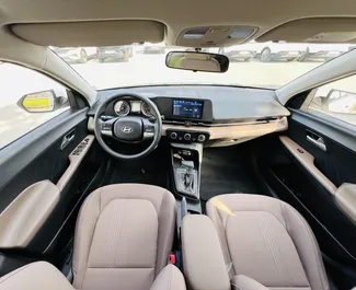 Interior de Hyundai Accent para alquilar en los EAU. Un gran coche de 5 plazas con transmisión Automático.