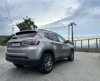 Jeep Compass noma. Komforta, Krossovers automašīna nomai Gruzijā ✓ Bez depozīta ✓ Apdrošināšanas iespējas: TPL, FDW, Pasažieri, Krāpšana.