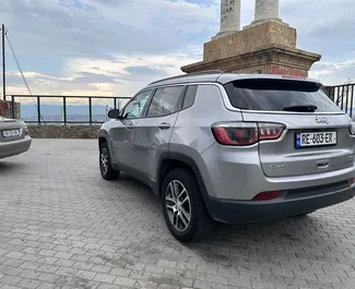 Vista frontal de um aluguel Jeep Compass em Tbilisi, Geórgia ✓ Carro #8194. ✓ Transmissão Automático TM ✓ 0 avaliações.