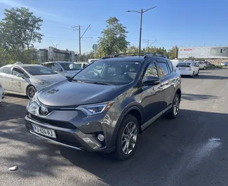 Toyota Rav4 2017 araç kiralama Gürcistan'da, ✓ Benzin yakıt ve 176 beygir gücü özellikleriyle ➤ Günde başlayan fiyatlarla 150 GEL.