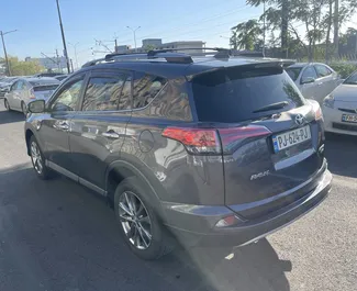 Toyota Rav4 2017, Tiflis Havalimanı'nda için kiralık, sınırsız kilometre sınırı ile.