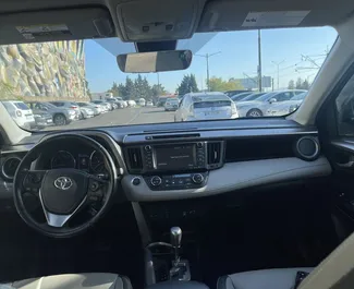 Toyota Rav4 kiralama için Gürcistan'da iç mekanı. Harika bir 5 koltuklu araba, Otomatik şanzıman ile.