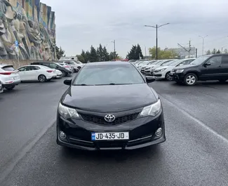 Alquiler de coches Toyota Camry n.º 8349 Automático en el aeropuerto de Tiflis, equipado con motor de 2,5L ➤ De Beka en Georgia.