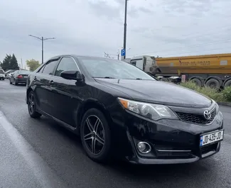 Najem avtomobila Toyota Camry 2014 v v Gruziji, z značilnostmi ✓ gorivo Bencin in 178 konjskih moči ➤ Od 99 GEL na dan.