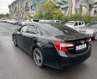 Toyota Camry 2014 для аренды в аэропорту Тбилиси. Лимит пробега не ограничен.