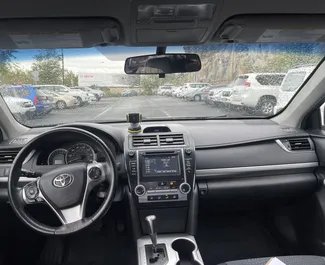 Notranjost Toyota Camry za najem v v Gruziji. Odličen avtomobil s 5 sedeži in Samodejno menjalnikom.