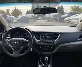 Interiér Hyundai Accent k pronájmu v Gruzii. Skvělé auto s 5 sedadly a převodovkou Automatické.