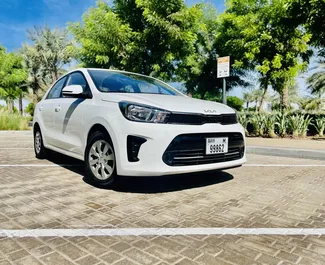 Vista frontal de un Kia Pegas de alquiler en el aeropuerto Al Maktoum de Dubai, EAU ✓ Coche n.º 8322. ✓ Automático TM ✓ 1 opiniones.