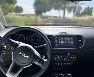 Kia Pegas 2024 için kiralık Benzin 1,4L motor, Dubai Al Maktoum Havalimanı'nda.