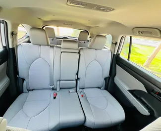 Toyota Highlander Hybrid 2023, Dubai'de için kiralık, Günlük 200 km kilometre sınırı ile.