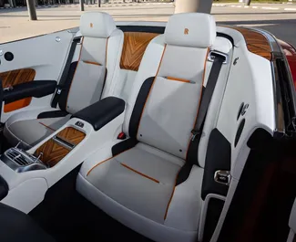 Rolls-Royce Dawn 2019 bérelhető Dubaiban, 250 km/nap kilométeres határral.