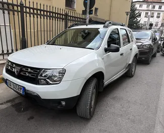 Vista frontal de un Dacia Duster de alquiler en Tirana, Albania ✓ Coche n.º 4712. ✓ Manual TM ✓ 0 opiniones.