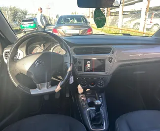 Interiér Citroen C-Elysee k pronájmu v Albánii. Skvělé auto s 5 sedadly a převodovkou Manuální.