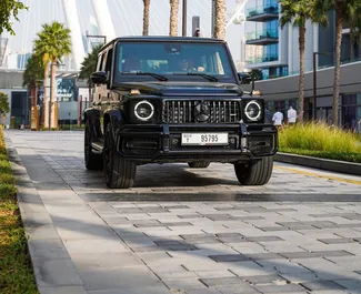 Vista frontal de un Mercedes-Benz G63 AMG de alquiler en Dubai, EAU ✓ Coche n.º 8399. ✓ Automático TM ✓ 0 opiniones.