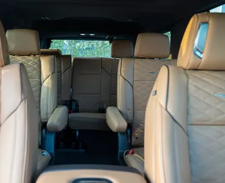 두바이에서에서 대여 가능한 Petrol 6.2L 엔진의 Cadillac Escalade 2022.