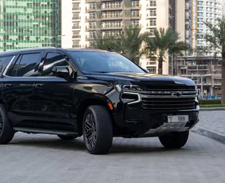 5.3L 엔진이 장착된 두바이에서의 Chevrolet Tahoe #8404 자동 차량 대여 ➤ Kumar 아랍에미리트에서에서 제공.