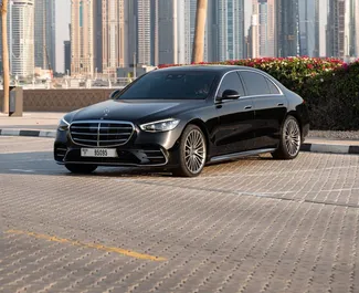 تأجير سيارة Mercedes-Benz S450 رقم 8401 بناقل حركة أوتوماتيكي في في دبي، مجهزة بمحرك 3,0 لتر ➤ من كومار في في الإمارات العربية المتحدة.