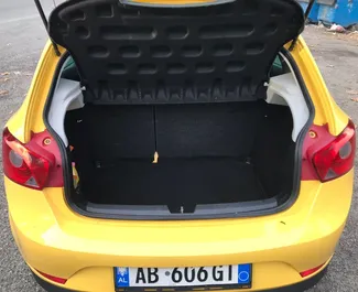 Interiør af Seat Ibiza til leje i Albanien. En fantastisk 5-sæders bil med en Manual transmission.