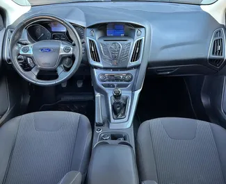 Ford Focus 2015 的 Petrol 1.6L 发动机，在 在地拉那 出租。