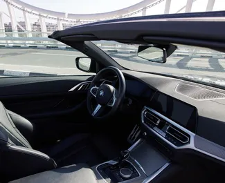 BMW 430i Cabrio location. Premium, Luxe, Cabrio Voiture à louer dans les EAU ✓ Dépôt de 2500 AED ✓ RC options d'assurance.