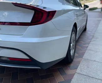 Hyundai Sonata 2022 tillgänglig för uthyrning i Dubai, med en körsträckegräns på 250 km/dag.