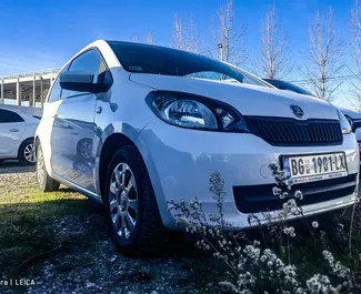 Vista frontal de un Skoda Citigo de alquiler en el aeropuerto de Belgrado, Serbia ✓ Coche n.º 8445. ✓ Manual TM ✓ 0 opiniones.