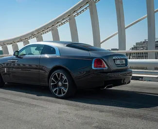 Rolls-Royce Wraith 2019 tillgänglig för uthyrning i Dubai, med en körsträckegräns på 250 km/dag.