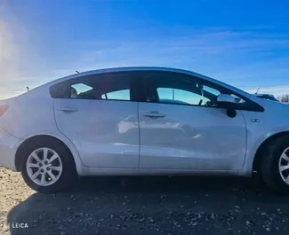 Bensin 1,4L motor i Kia Rio 2017 för uthyrning på Belgrads flygplats.