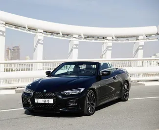 BMW 430i Cabrio 2023 disponible à la location à Dubaï, avec une limite de kilométrage de 250 km/jour.