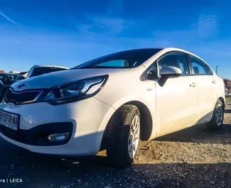 Vista frontal de un Kia Rio de alquiler en el aeropuerto de Belgrado, Serbia ✓ Coche n.º 8366. ✓ Manual TM ✓ 0 opiniones.