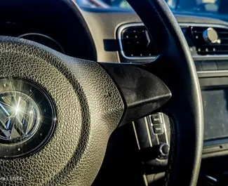 Interior do Volkswagen Polo para aluguer na Sérvia. Um excelente carro de 5 lugares com transmissão Automático.