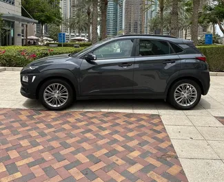 Interior de Hyundai Kona para alquilar en los EAU. Un gran coche de 5 plazas con transmisión Automático.