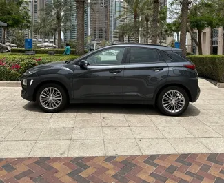 Hyundai Kona 2020 disponible para alquilar en Dubai, con límite de millaje de 250 km/día.