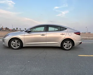 Hyundai Elantra 2020 disponible para alquilar en Dubai, con límite de millaje de 250 km/día.