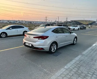 아랍에미리트에서에서 대여 가능한 Hyundai Elantra의 인테리어. 자동 변속기가 장착된 멋진 5인승 차량입니다.