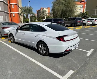 Interior de Hyundai Sonata para alquilar en los EAU. Un gran coche de 5 plazas con transmisión Automático.