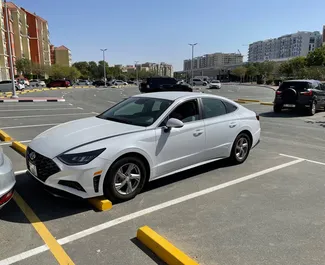 Hyundai Sonata 2022 con sistema de Tracción delantera, disponible en Dubai.