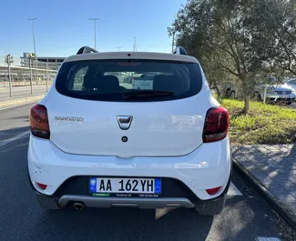 Sprednji pogled najetega avtomobila Dacia Sandero Stepway v v Tirani, Albanija ✓ Avtomobil #8375. ✓ Menjalnik Priročnik TM ✓ Mnenja 0.