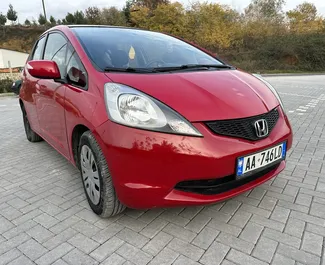 Sprednji pogled najetega avtomobila Honda Jazz v v Tirani, Albanija ✓ Avtomobil #8384. ✓ Menjalnik Samodejno TM ✓ Mnenja 0.