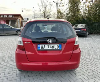 Honda Jazz 2010 automašīnas noma Albānijā, iezīmes ✓ Benzīns degviela un 93 zirgspēki ➤ Sākot no 18 EUR dienā.