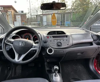 Interior do Honda Jazz para aluguer na Albânia. Um excelente carro de 5 lugares com transmissão Automático.